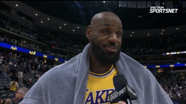 必一运动-詹姆斯：我有太多失误首节就3次 这不像我的风格&amp;下半场我改进了