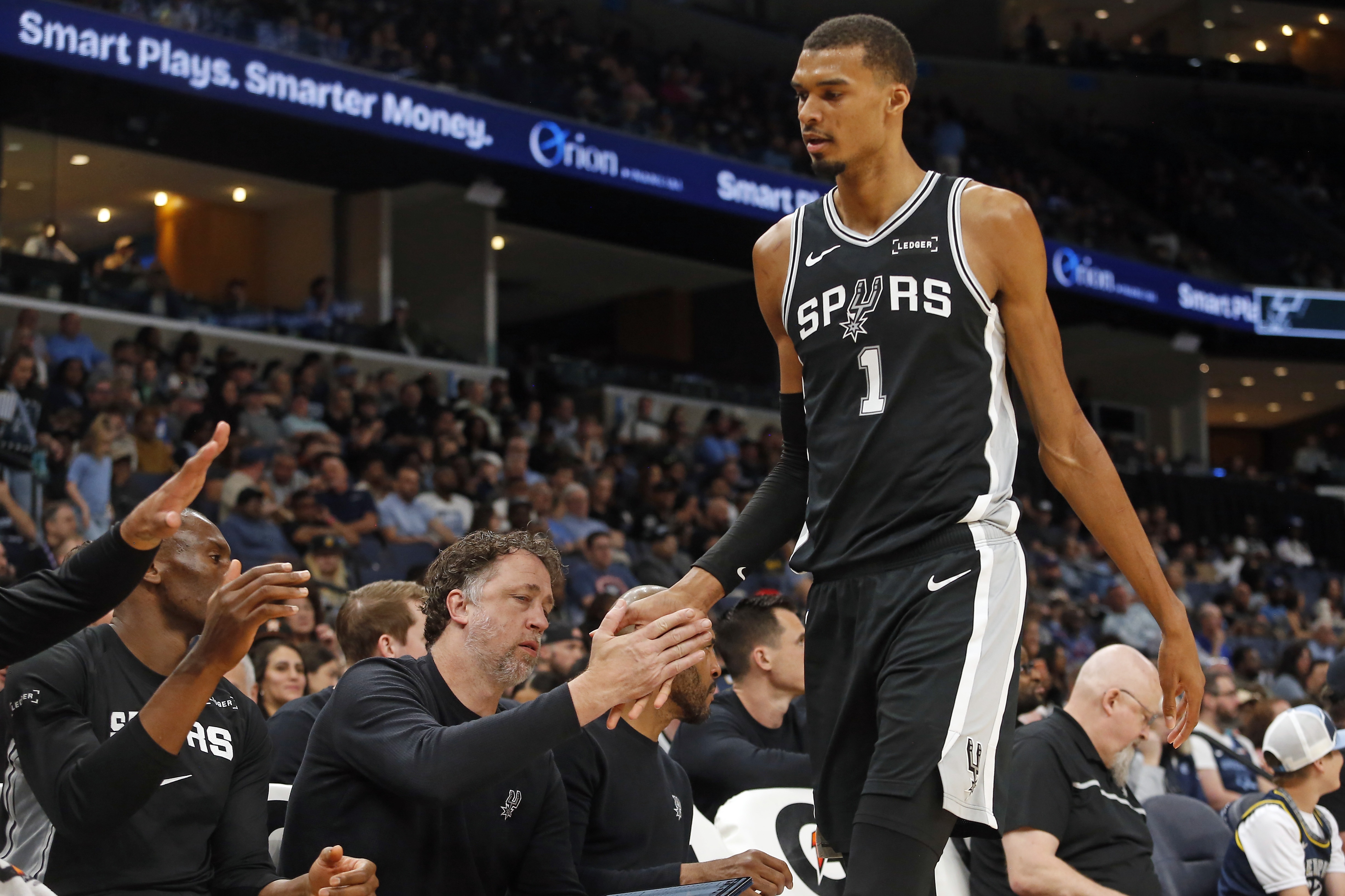 必一运动-追梦：文班想要从SGA手里抢走MVP 还需要几场标志性的表现