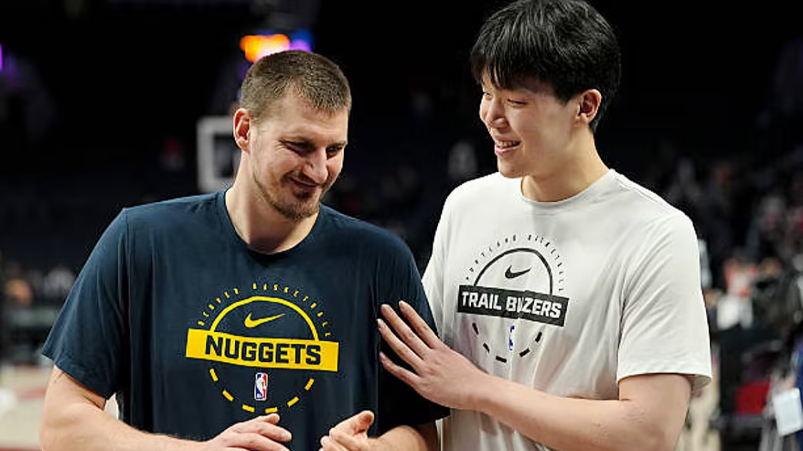 必一运动官网-加时逆袭后，约基奇穿越全场去拥抱那个0分钟的中国小伙